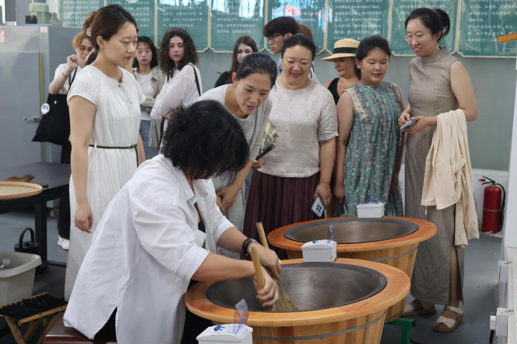俄罗斯南联邦大学师生在我院体验茶艺与汉语文化