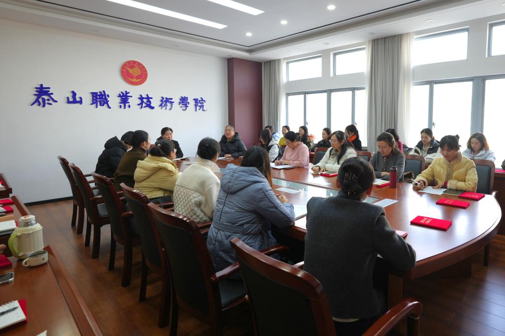 学校举行庆“三八”巾帼建功立业标兵座谈会暨女职工趣味活动