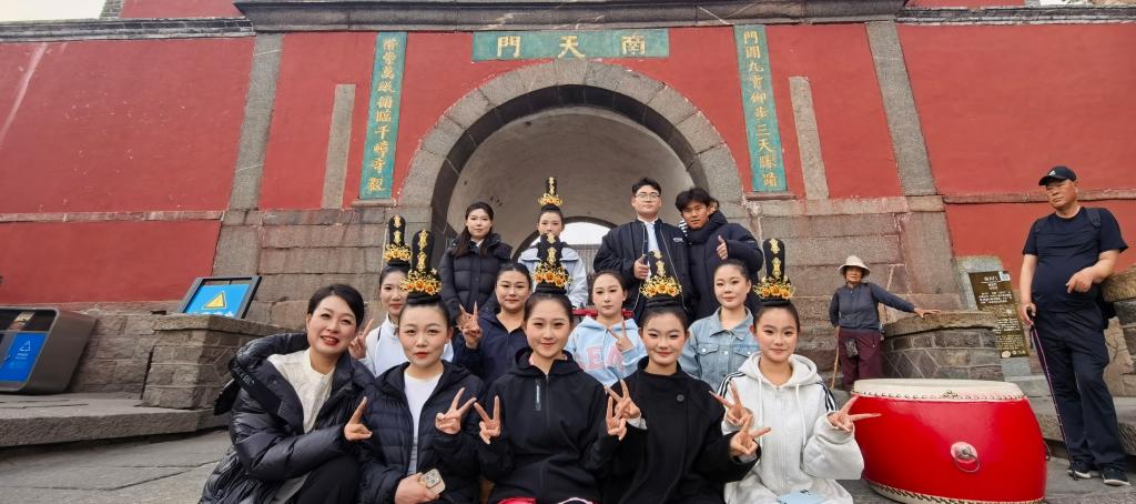 汉藏同心礼敬中华 雪域欢歌汇东岳——学校携手青海玉树开展泰山之巅文化交流活动