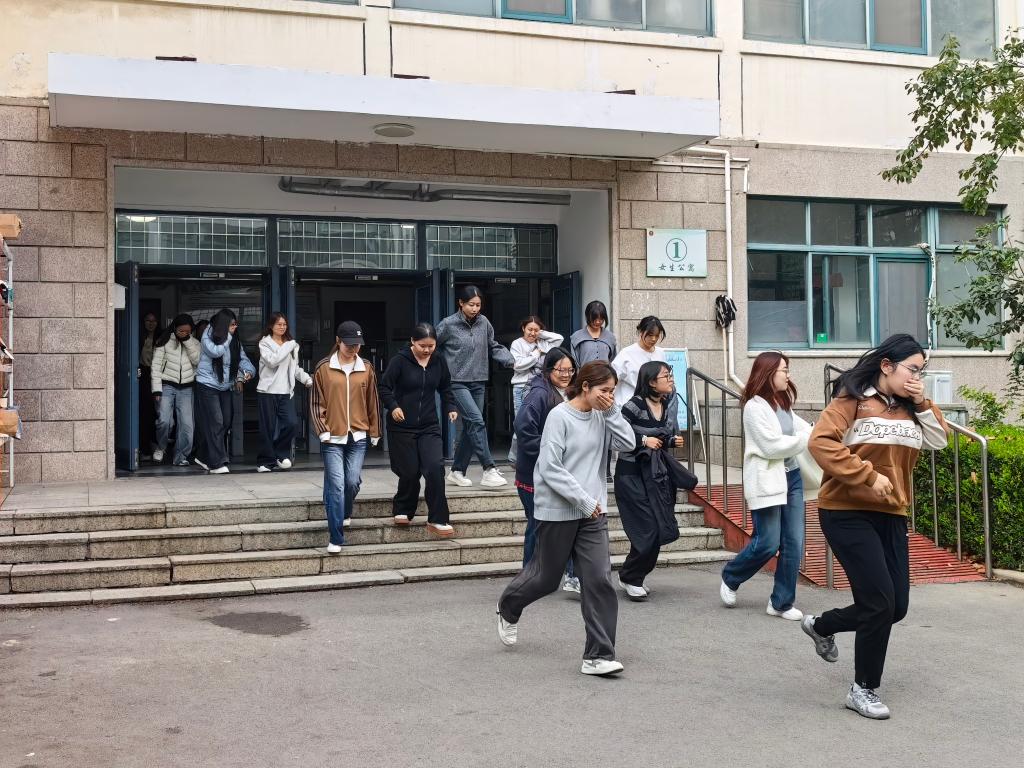 学院开展学生公寓应急疏散演练