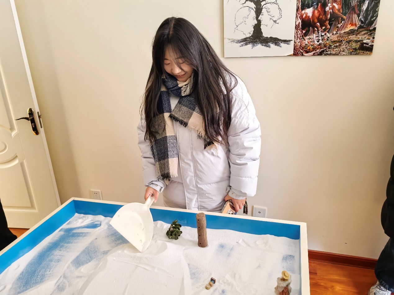 女人站在桌子上中度可信度描述已自动生成