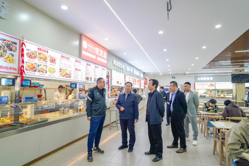 学校召开现场安全月调度会 校领导带队检查学校餐厅