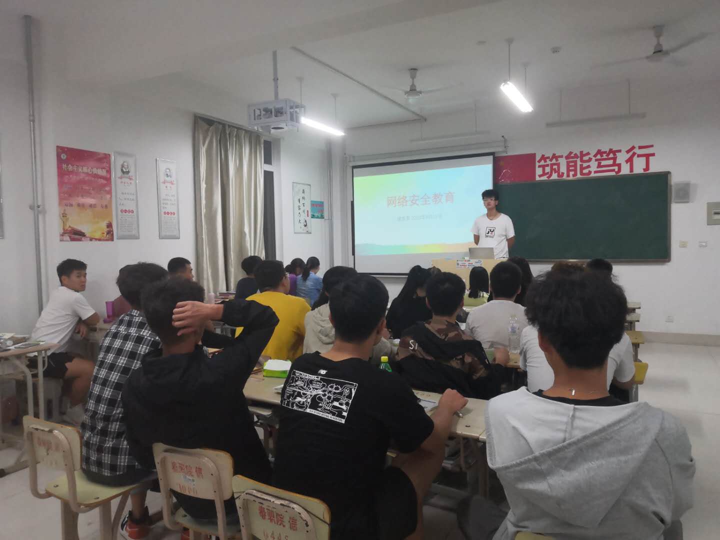 一群人在房间里交谈描述已自动生成 一群人在房间里交谈描述已自动生成
