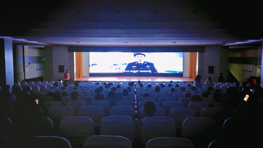 我校开展公益观影活动