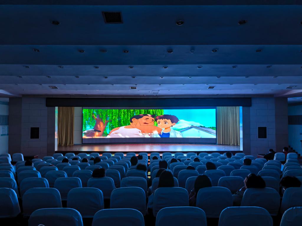 “光影润心 筑梦成长”学校首场公益观影活动圆满举行