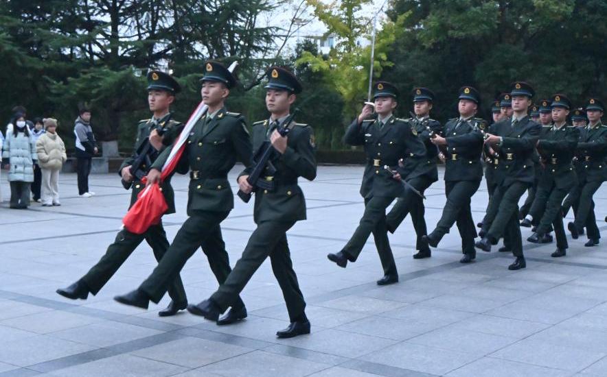 学院举行“万里长征铭史册”主题升旗仪式