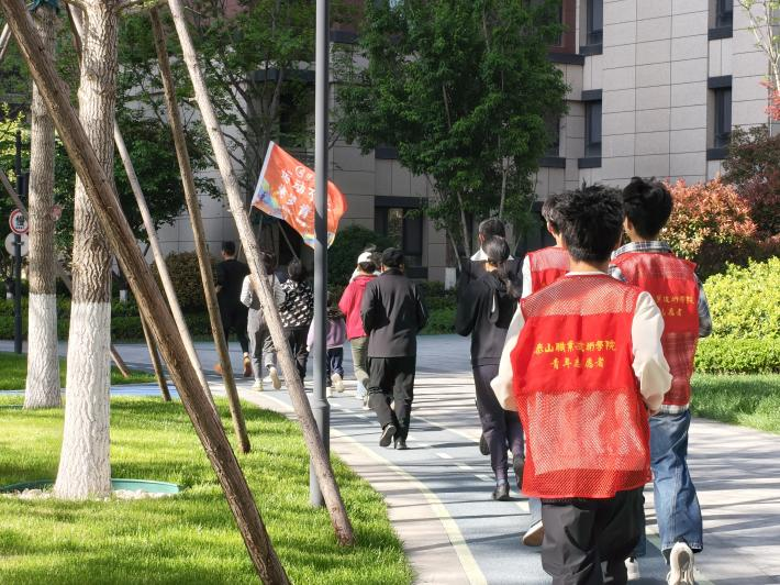 学校赴上高街道桃李园小区开展志愿服务活动