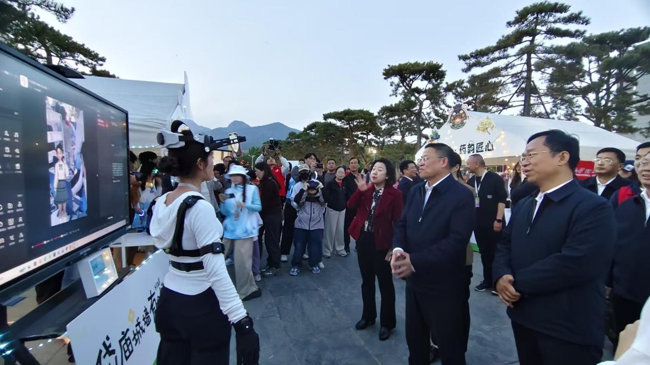 学校参加“岱庙城墙有个摊儿”青春文化市集省级示范活动暨2026年泰安市大学生文化交流季