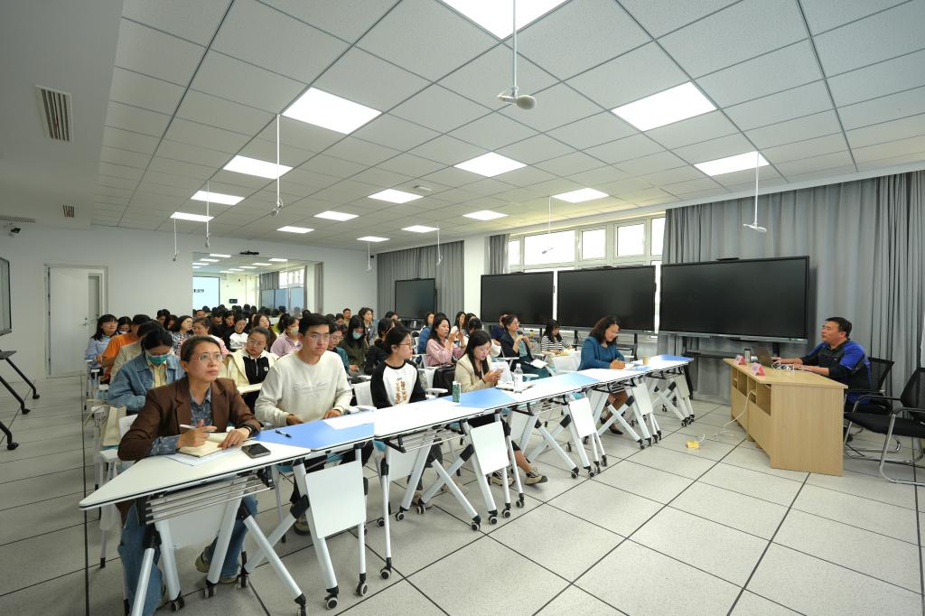 学校举行2025年教学能力比赛专家指导培训会