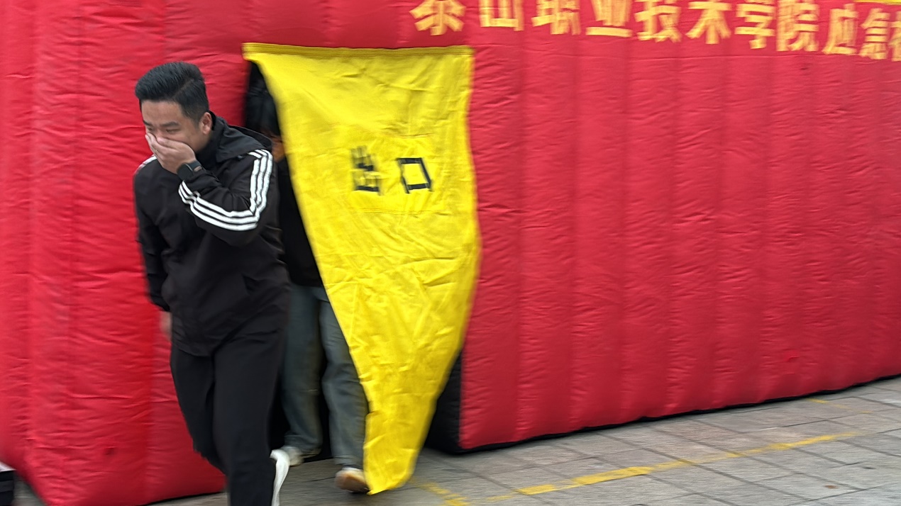 图片包含 人, 男人, 女人, 站描述已自动生成 图片包含 人, 男人, 女人, 站描述已自动生成
