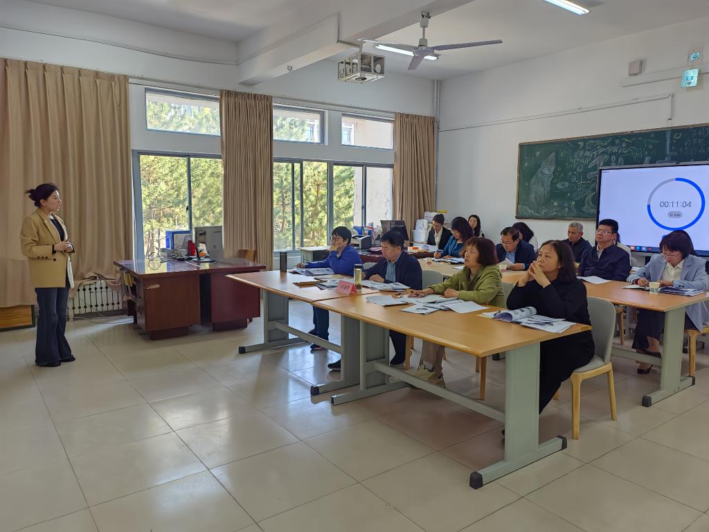 学校领导指导思政课教学大比武活动