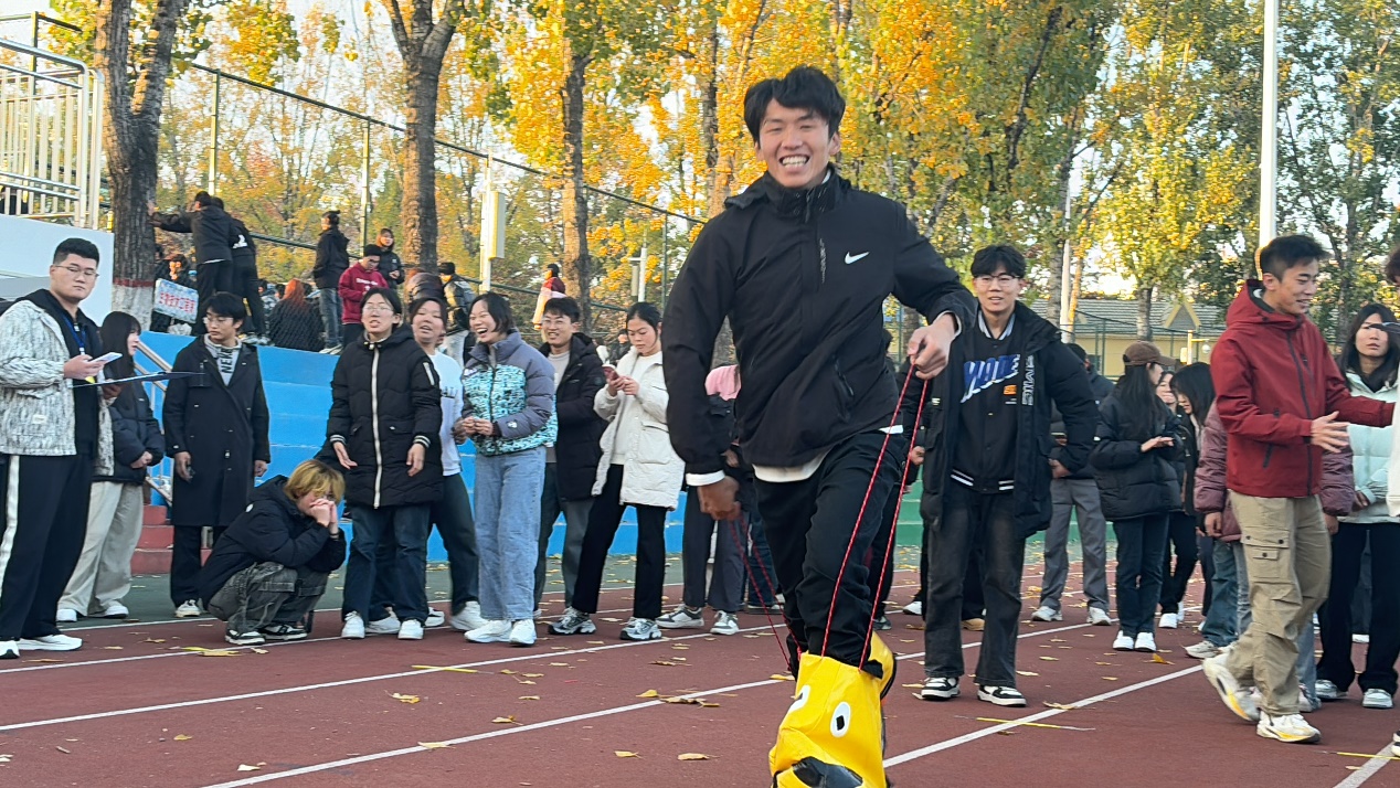 一群穿制服的人中度可信度描述已自动生成 一群穿制服的人中度可信度描述已自动生成
