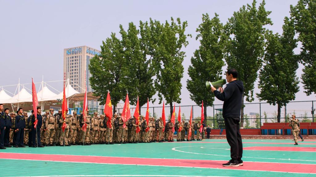 学校组织定向培养军士开展20公里徒步行军拉练