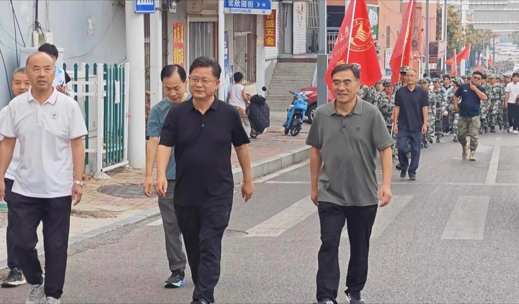 学院开展2026级新生军训拉练活动